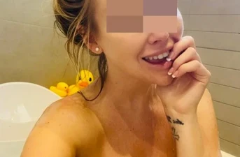 Petite blonde coquine très jolie d'Annecy disponible pour rencontre chaude